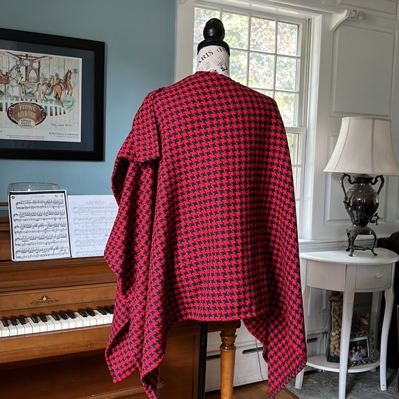 Wrap Shawl Red and Navy Houndstooth with Gold Button - Picture 5 of 6